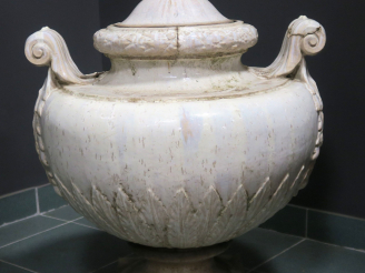 Vente aux enchères Emile MULLER. Suite de trois grands vases couverts en grès flammé écru