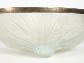 Vente aux enchères VERLYS. Coupe en verre opalescent. Diam. 22 cm