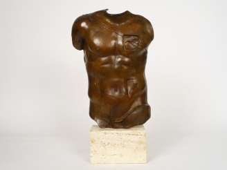 Vente aux enchères I. MITORAJ "Buste de Persée" Sculpture en bronze patiné, socle en trav