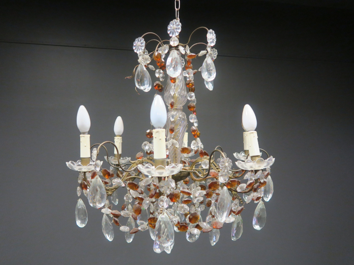 Lustre à pampilles en cristal bicolore, éclairant à 6 lumières. H. 62,