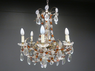 Vente aux enchères Lustre à pampilles en cristal bicolore, éclairant à 6 lumières. H. 62,