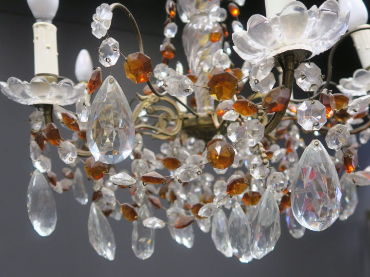 Lustre à pampilles en cristal bicolore, éclairant à 6 lumières. H. 62,