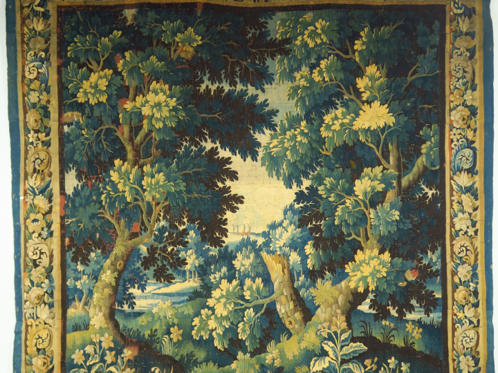 Tapisserie XVIIème « Verdure ».  2,80 x 2,77 cm (restaurations)