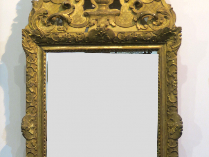 Glace Louis XV en bois et stuc dorfé fronton ajouré à décor de coquill