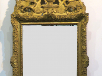 Vente aux enchères Glace Louis XV en bois et stuc dorfé fronton ajouré à décor de coquill