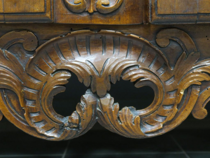 Armoire provençale Louis XV en noyer mouluré et sculpté, ouvrant à deu