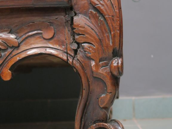 Armoire provençale Louis XV en noyer mouluré et sculpté, ouvrant à deu
