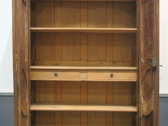 Armoire provençale Louis XV en noyer mouluré et sculpté, ouvrant à deu