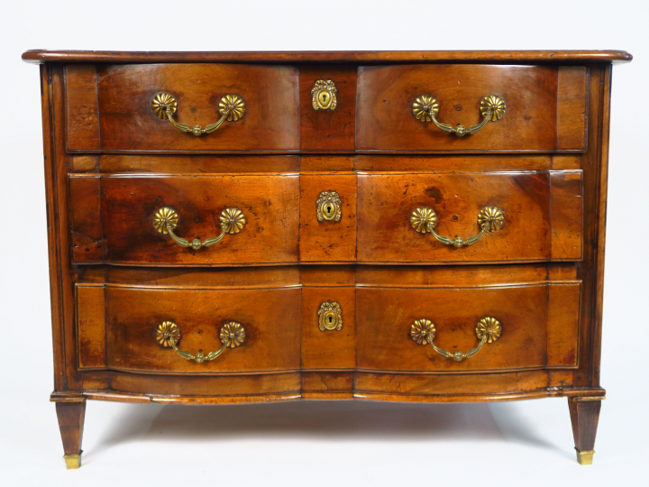 Commode Louis XIV en noyer, ouvrant à trois tiroirs, façade à arbalète