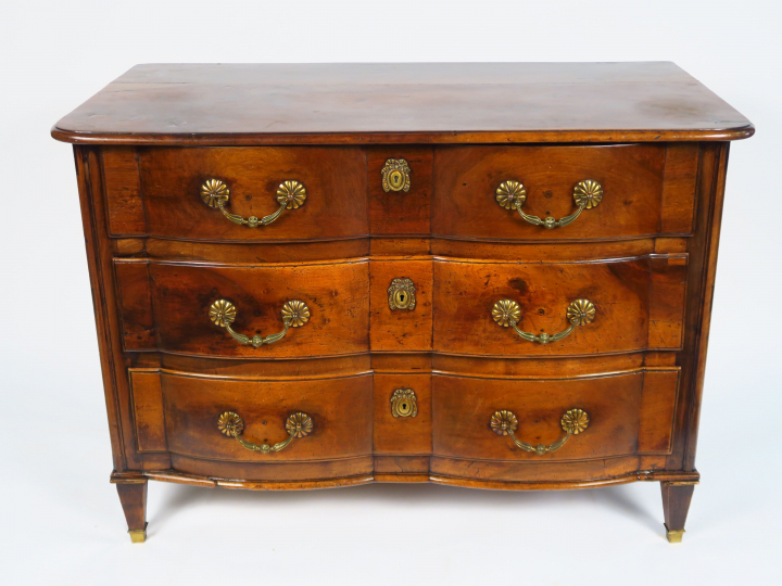Commode Louis XIV en noyer, ouvrant à trois tiroirs, façade à arbalète