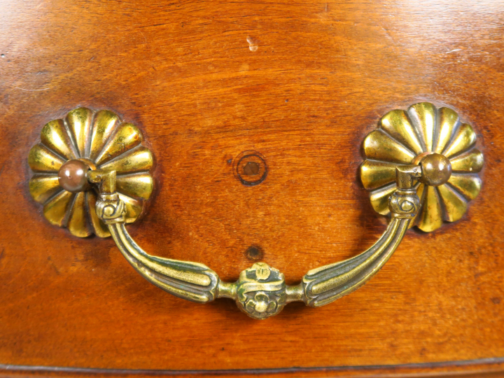 Commode Louis XIV en noyer, ouvrant à trois tiroirs, façade à arbalète