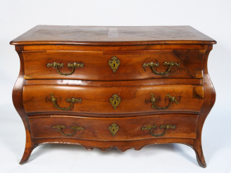 Vente aux enchères Commode tombeau Louis XV en noyer, ouvrant à trois tiroirs, façade et 