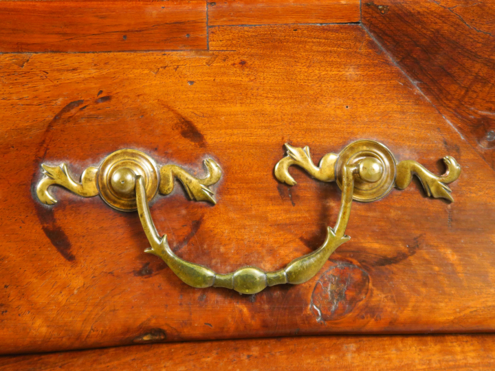 Commode tombeau Louis XV en noyer, ouvrant à trois tiroirs, façade et 
