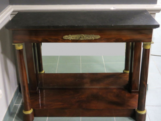 Vente aux enchères Console Empire en acajou et placage d'acajou, ouvrant à un tiroir en c