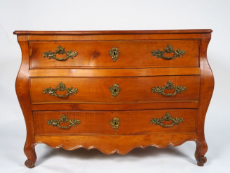 Vente aux enchères Commode tombeau Louis XV en merisier, ouvrant à trois tiroirs, façade 