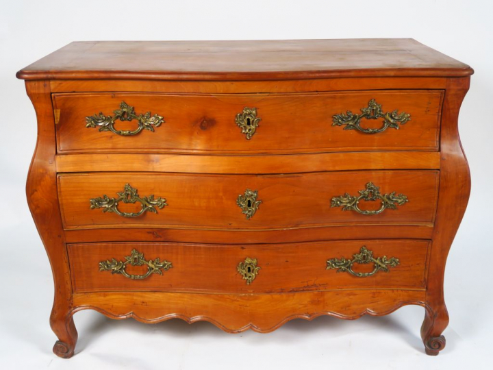 Commode tombeau Louis XV en merisier, ouvrant à trois tiroirs, façade 