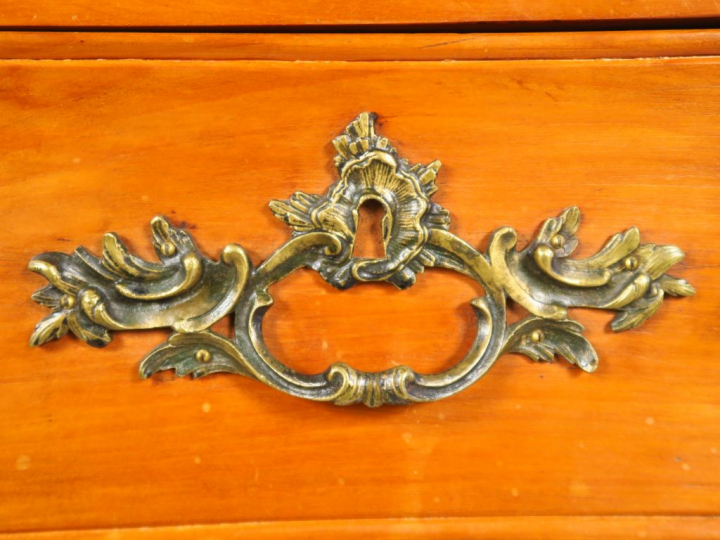 Commode tombeau Louis XV en merisier, ouvrant à trois tiroirs, façade 