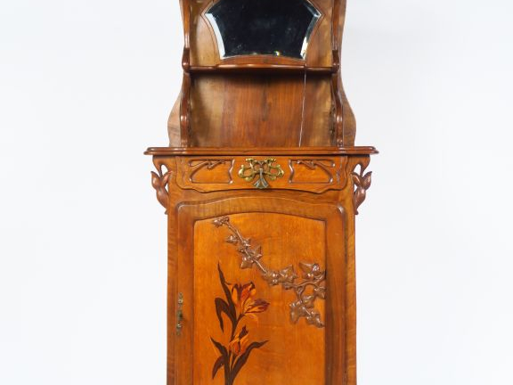 Petit meuble Art Nouveau, à décor marqueté, en relief et pirogravé de 