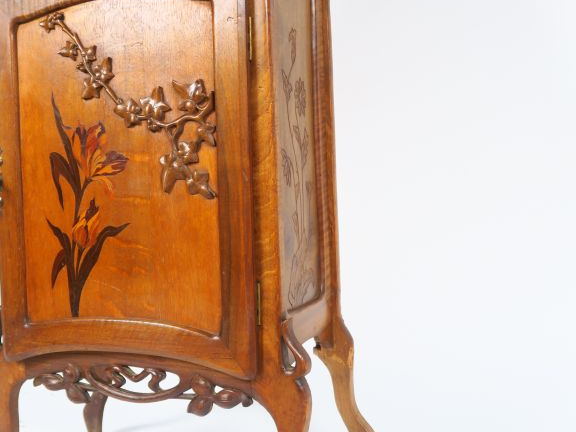 Petit meuble Art Nouveau, à décor marqueté, en relief et pirogravé de 