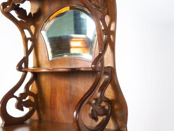 Petit meuble Art Nouveau, à décor marqueté, en relief et pirogravé de 