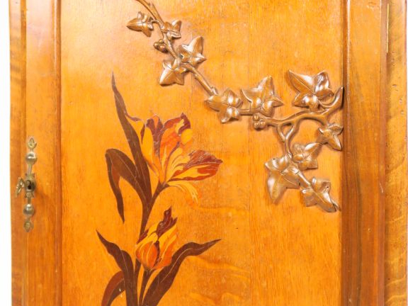 Petit meuble Art Nouveau, à décor marqueté, en relief et pirogravé de 