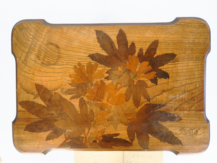 GALLE. Guéridon en marqueterie, à décor de feuillage.  Signé.  74 x 56