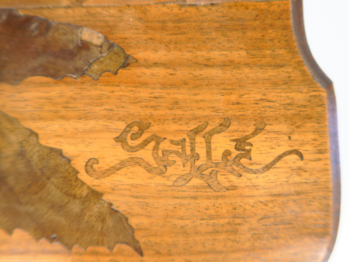GALLE. Guéridon en marqueterie, à décor de feuillage.  Signé.  74 x 56