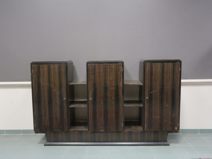 FAURE.  Buffet en placage d'ébène de macassar et bois noirci, ouvrant 