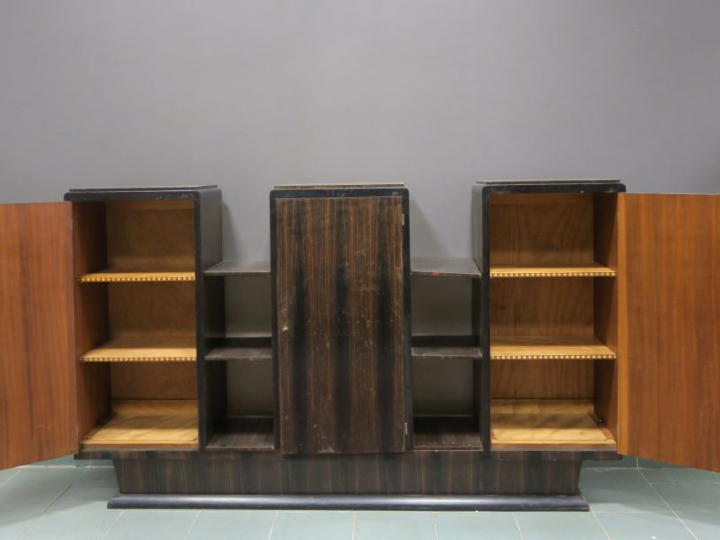 FAURE.  Buffet en placage d'ébène de macassar et bois noirci, ouvrant 