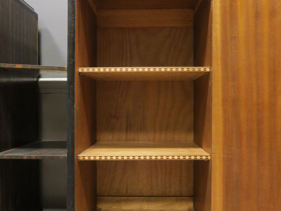 FAURE.  Buffet en placage d'ébène de macassar et bois noirci, ouvrant 