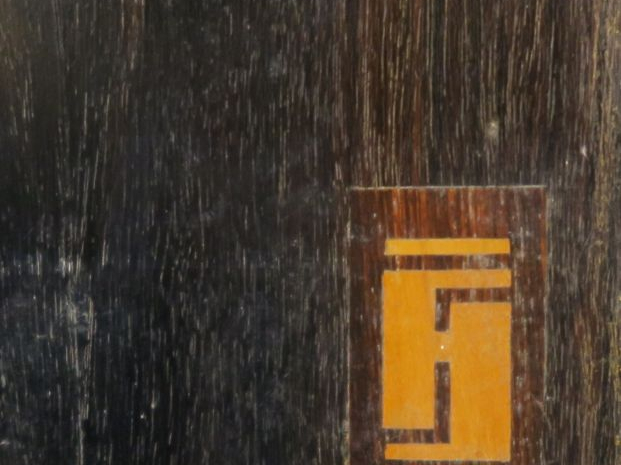 FAURE.  Buffet en placage d'ébène de macassar et bois noirci, ouvrant 