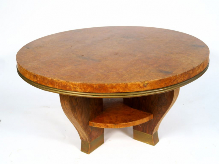 FAURE.  Table basse en placage de loupe de thuya et bois doré, reposan