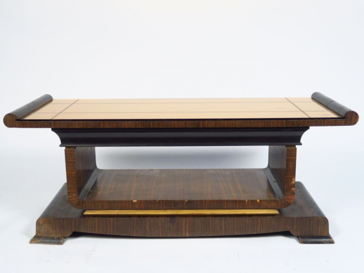 FAURE.  Table basse en placage d'ébène de macassar et bois noirci.  De