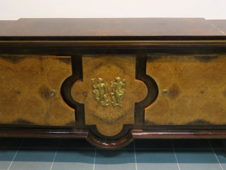 Vente aux enchères FAURE.  Enfilade en placage de loupe d'amboine, ouvrant à trois vantau