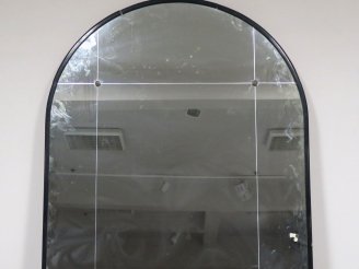 Vente aux enchères FAURE. Miroir de salle à manger, cadre en bois noirci. 172 x 136 cm