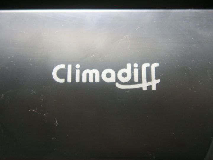 CLIMADIFF.  Cave à vins de vieillissement, ouvrant à une porte.  185 x