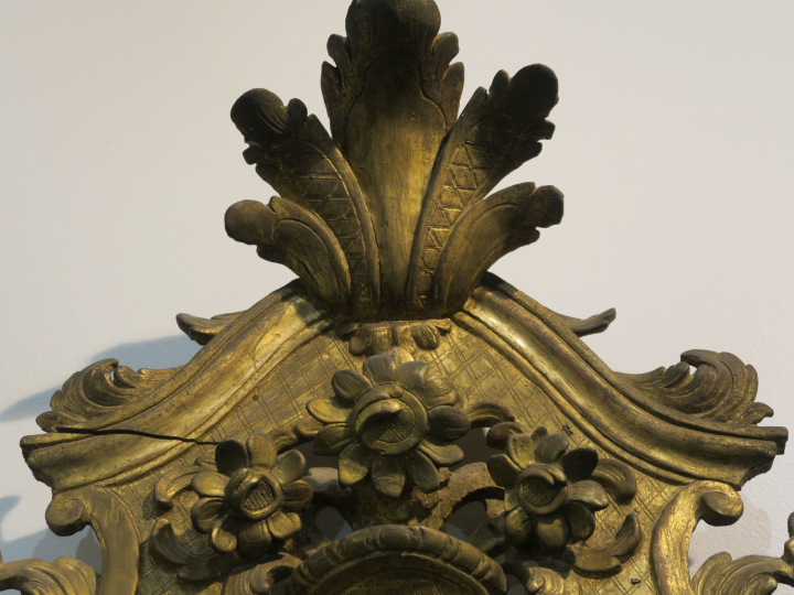 Glace Louis XV en bois et stuc dorfé fronton ajouré à décor de coquill