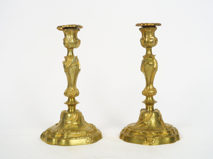 Paire de bougeoirs Louis XV en bronze doré, à décor de branchages fleu