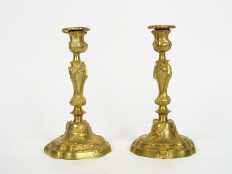 Vente aux enchères Paire de bougeoirs Louis XV en bronze doré, à décor de branchages fleu