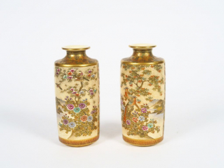 Vente aux enchères Paire de vases cylindriques en faience de Satsuma, à  décor de médaill