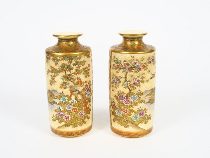Paire de vases cylindriques en faience de Satsuma, à  décor de médaill