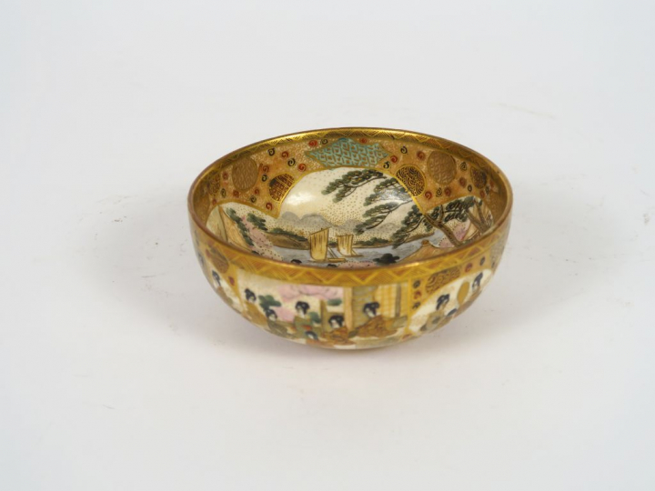 Coupe en faience de Satsuma, à décor d'une assemblée de jeunes femmes 