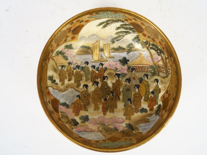 Coupe en faience de Satsuma, à décor d'une assemblée de jeunes femmes 