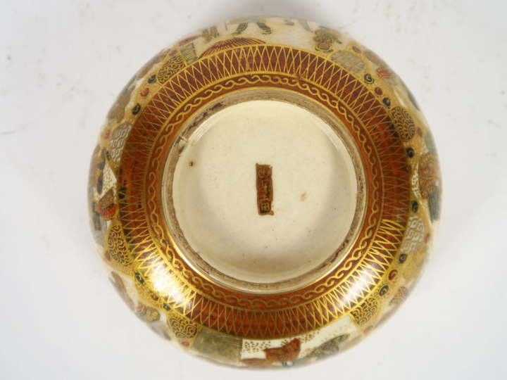 Coupe en faience de Satsuma, à décor d'une assemblée de jeunes femmes 