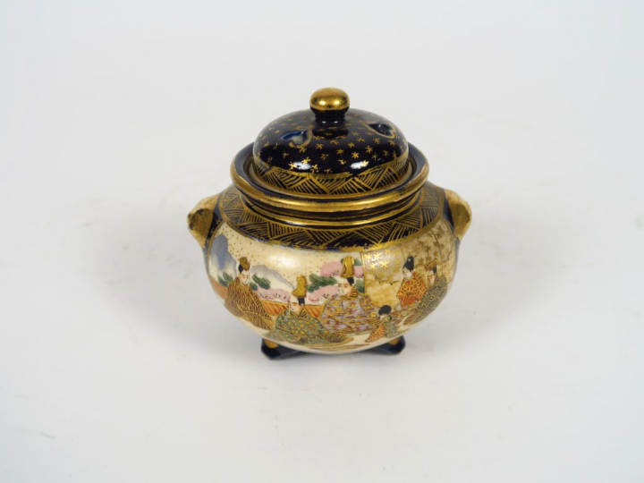Coupe en faience de Satsuma, à décor d'une assemblée de jeunes femmes 
