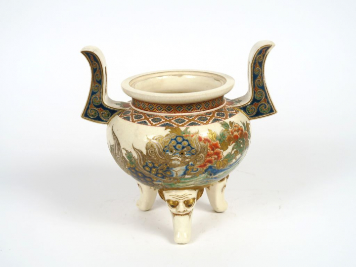 Brûle parfum en faïence de Satsuma finement décoré de shishis et de li