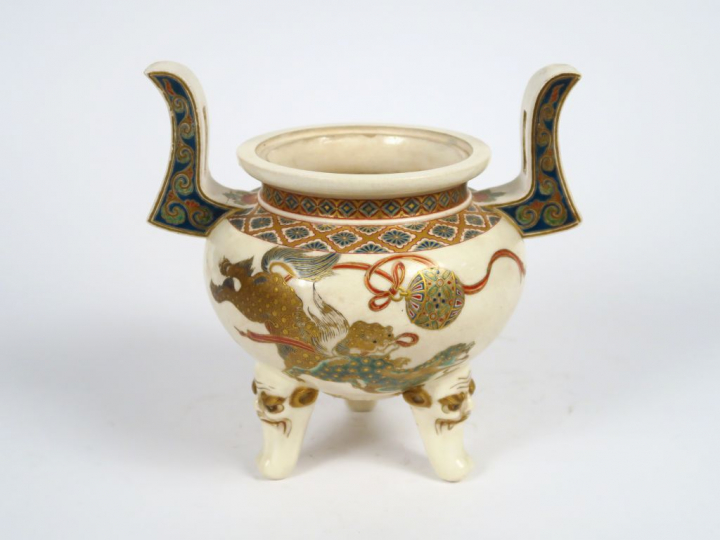 Brûle parfum en faïence de Satsuma finement décoré de shishis et de li