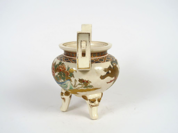 Brûle parfum en faïence de Satsuma finement décoré de shishis et de li