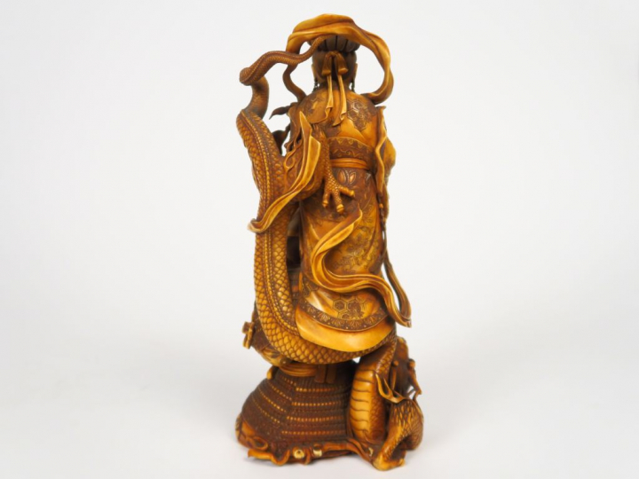 Okimono en ivoire ‘Samouraï jouant du Biwa accompagné d’une divinité a