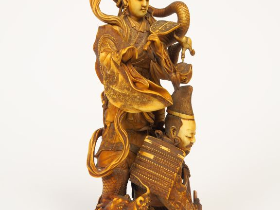 Okimono en ivoire ‘Samouraï jouant du Biwa accompagné d’une divinité a